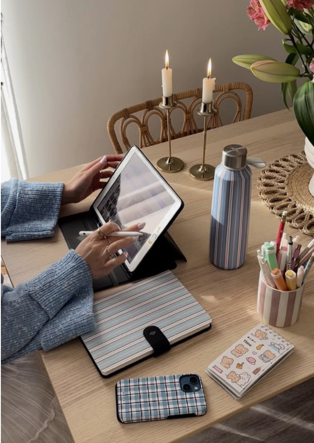 Mulher usando um tablet em uma mesa de estudos